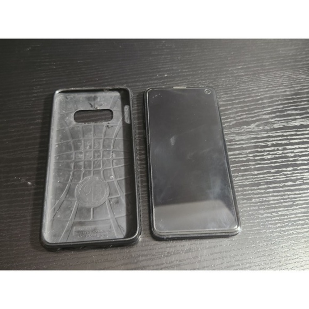 Samsung Galaxy S10e Black Android Smartphone with Spigen Case